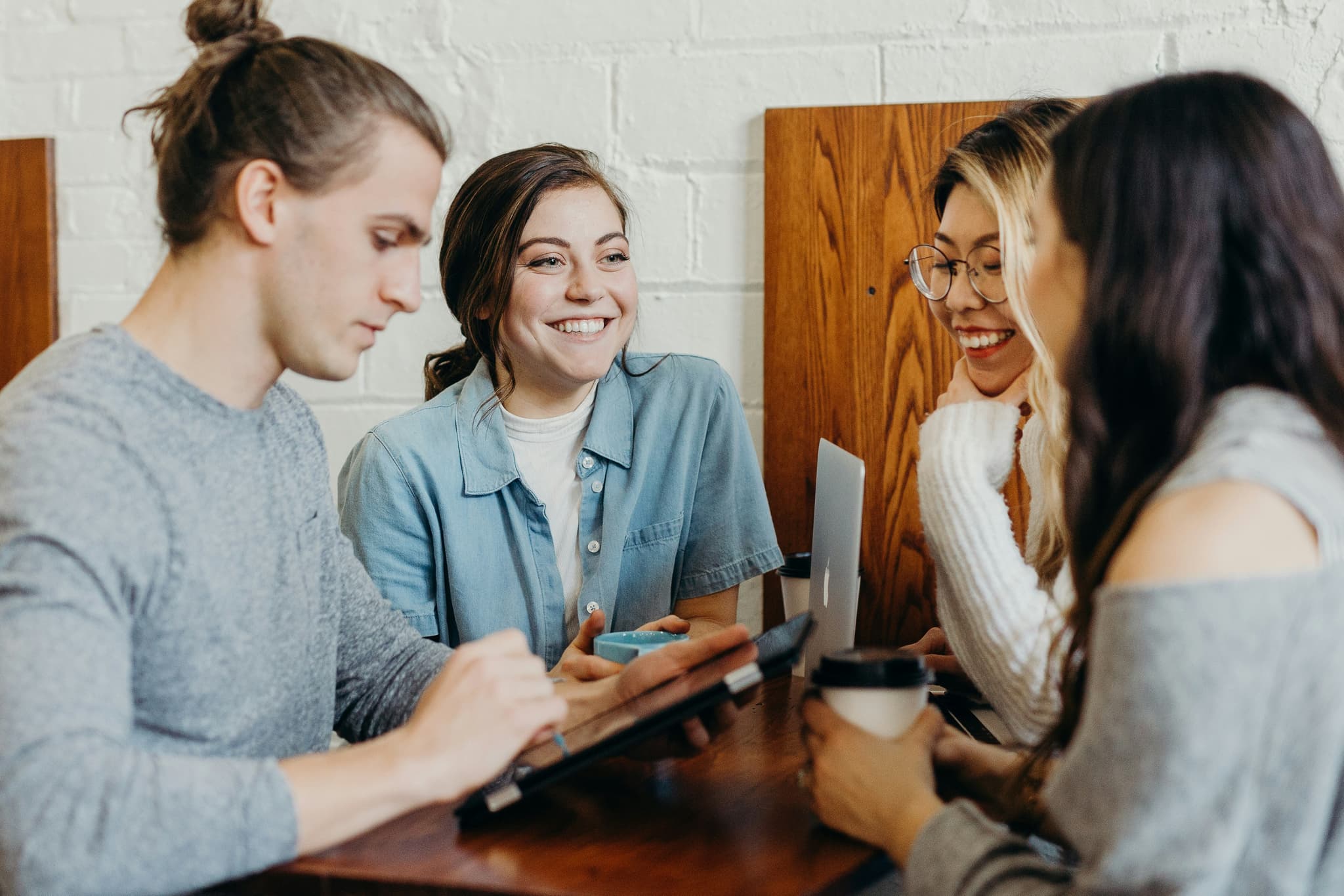 Accompagnement en entreprise, illustration d'une collaboration professionnelle